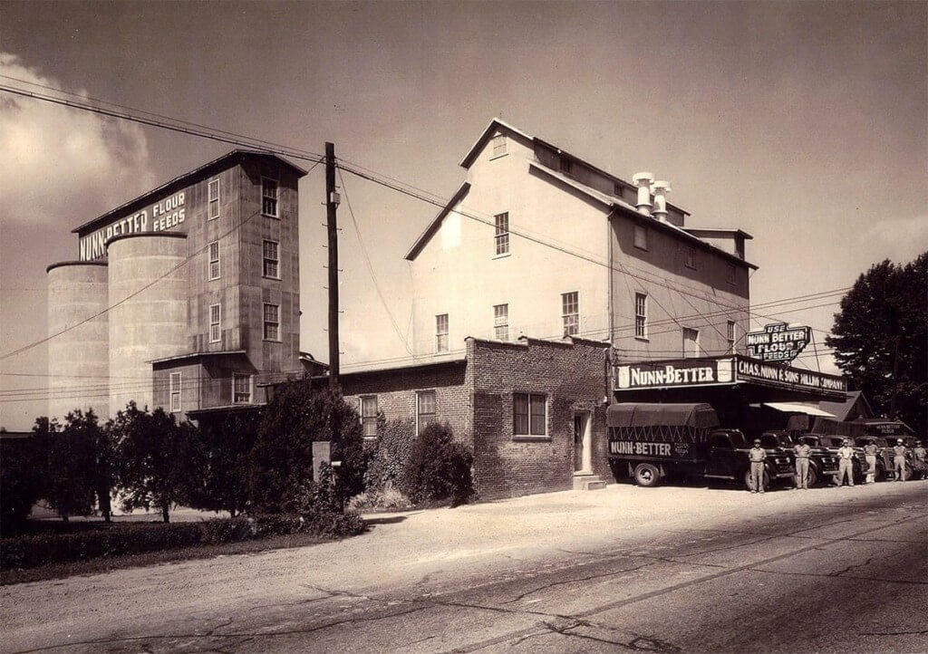 Midwestern Pet Foods (now Earthborn Holistic) milling company in 1926